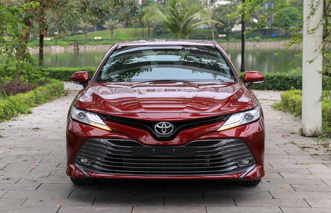 Có gì trong Toyota Camry nhập Mỹ giá 18 tỷ đồng